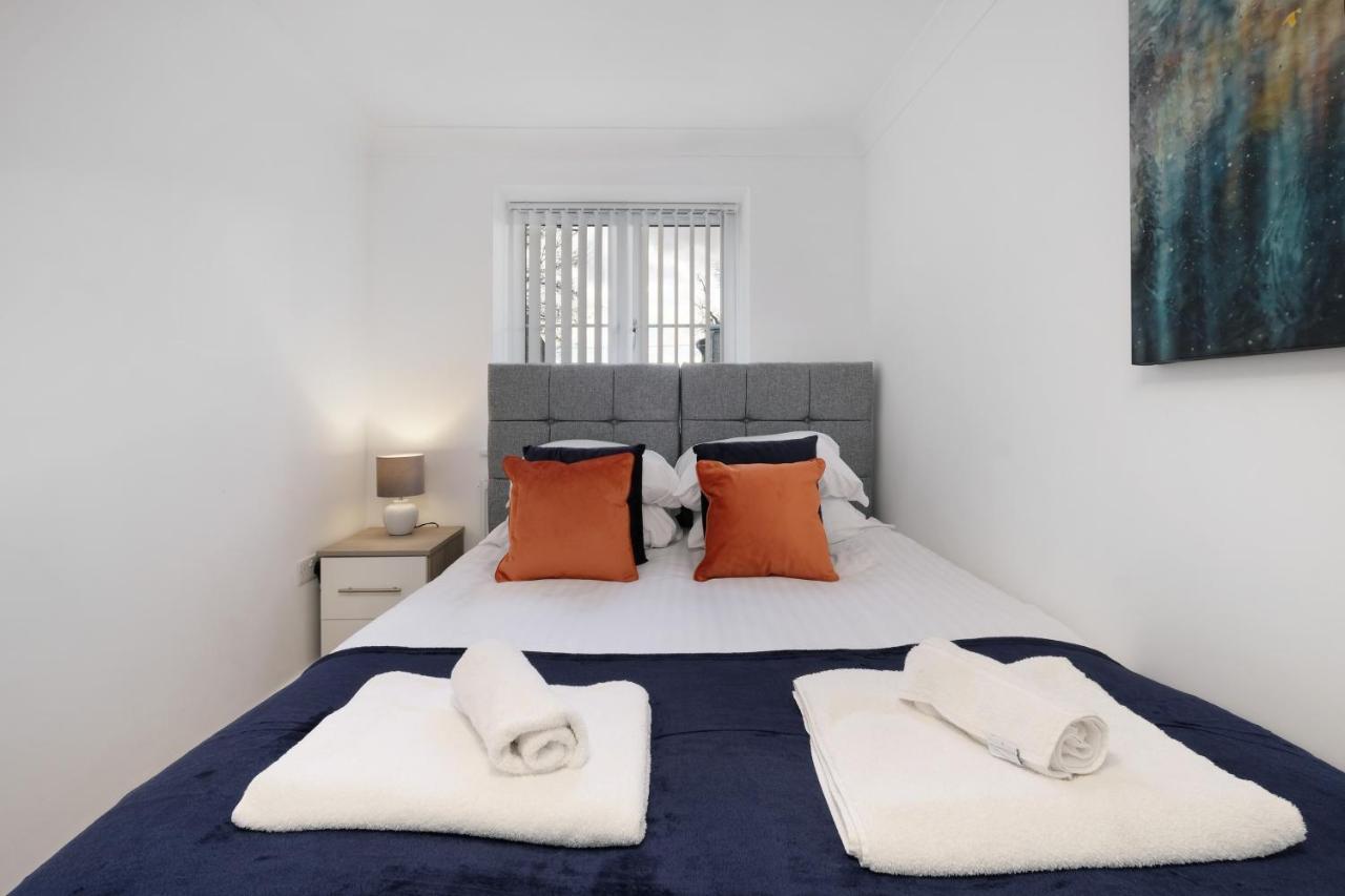 Pinewood Studios, Iver Slough Heathrow 1 & 2 Bedroom Apartments With Parking By Arista Living Exterior photo
