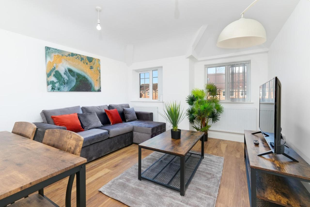 Pinewood Studios, Iver Slough Heathrow 1 & 2 Bedroom Apartments With Parking By Arista Living Exterior photo